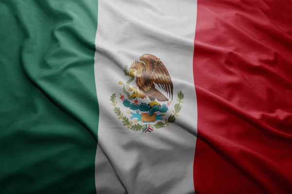 اهتزاز پرچم رنگارنگ مکزیک