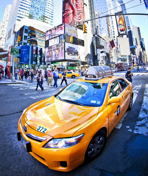 نیویورک - 22 سپتامبر سرعت تاکسی زرد در طول زمان به مربع تقاطع شلوغ توریستی هنر و تجارت نئون می رسد و خیابانی نمادین شهر نیویورک در 22 سپتامبر 2013 در نیویورک نیویورک ایالات متحده آمریکا است
