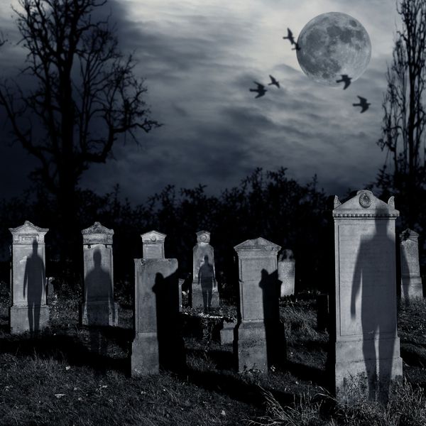 ارواح از گورهای قبرستان قدیمی با ماه کامل بیرون می آیند