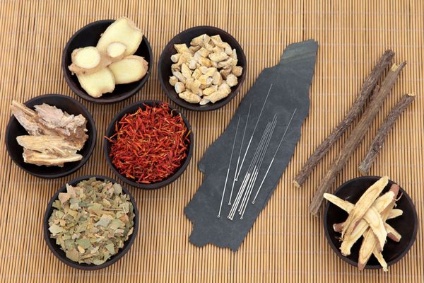 سوزن های طب سوزنی با انتخاب داروهای گیاهی چینی بر روی بامبو