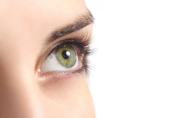 نمای نزدیک از یک چشم زن سبز جدا شده در پس زمینه سفید
