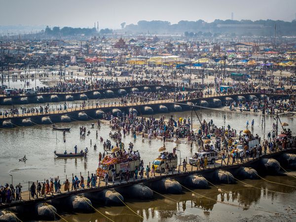 هزاران فدایی هندو در حال عبور از پل های پانتون بر روی رودخانه گنگ در جشنواره کومبه ملا در الله آباد هند بزرگترین گردهمایی مذهبی جهان