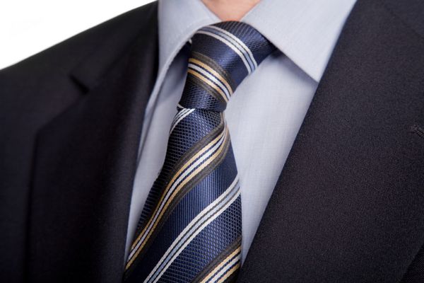 جزئیات کت و شلوار مرد تجاری با کراوات آبی