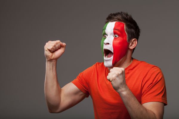 هوادار فوتبال روت می شود با پرچم ایتالیا نقاشی شده روی af