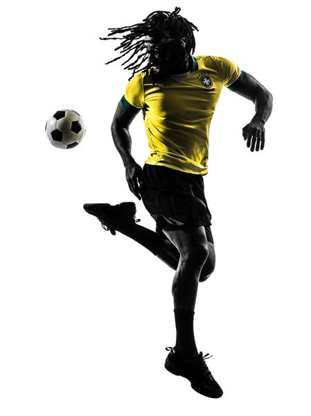 یک مرد فوتبالیست برزیلی سیاه پوست در استودیوی سیلوئت در پس زمینه سفید