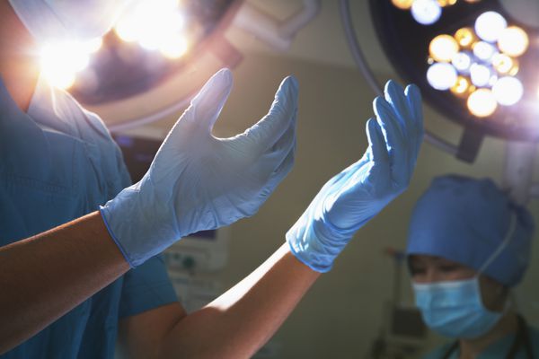 نمای میانی دست ها در دستکش های جراحی