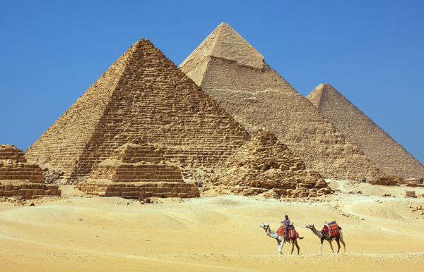 قاهره - 3 جولای اهرام در جیزه نزدیک قاهره مصر در 3 ژوئیه 2010 هرم بزرگ خوفو تنها یکی از عجایب هفتگانه جهان باستان است که هنوز وجود دارد