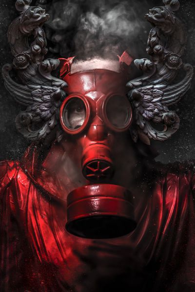 حمله هسته ای مردی با ماسک گاز در دود پس زمینه هنری