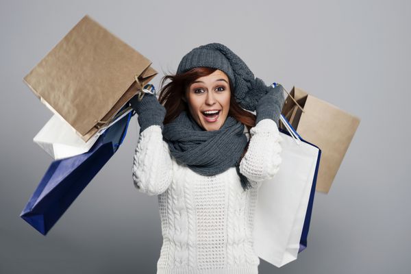 زن جوان هیجان زده در طول فروش زمستانی