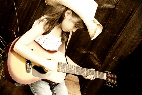 یک دختر ناز با گیتارش با صدای قهوه ای
