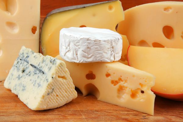 انواع مختلف پنیر که روی چوب سرو می شود