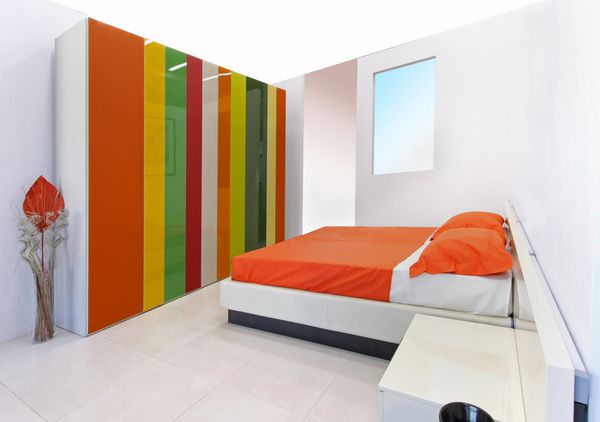 فضای داخلی اتاق خواب مدرن با دیوارهای سفید و کمد رنگارنگ