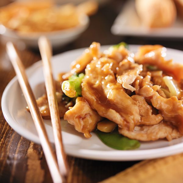 غذای چینی - مرغ را با سبزیجات سرخ کنید