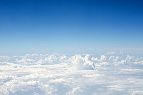 ابرها نمایی از پنجره هواپیما