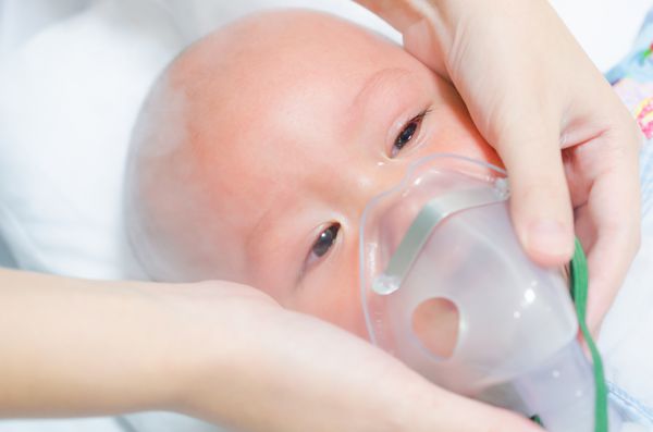 کودک ماسک اکسیژن بپوشد
