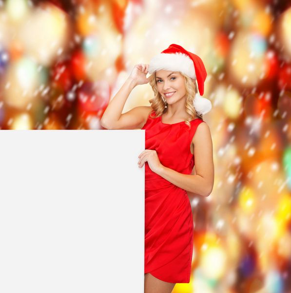 کریسمس کریسمس مردم تبلیغات مفهوم فروش - زن شاد با کلاه کمکی بابا نوئل با تخته سفید خالی
