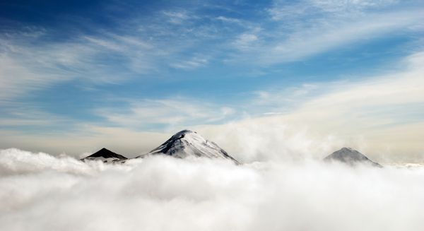 قله های کوه بالای ابرها روسیه کامچاتکا