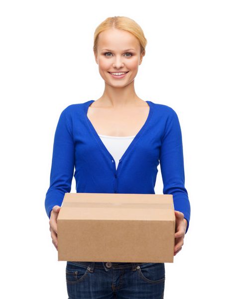 مفهوم پست بسته بندی و تحویل - زن خندان در لباس های کوچک با جعبه بسته