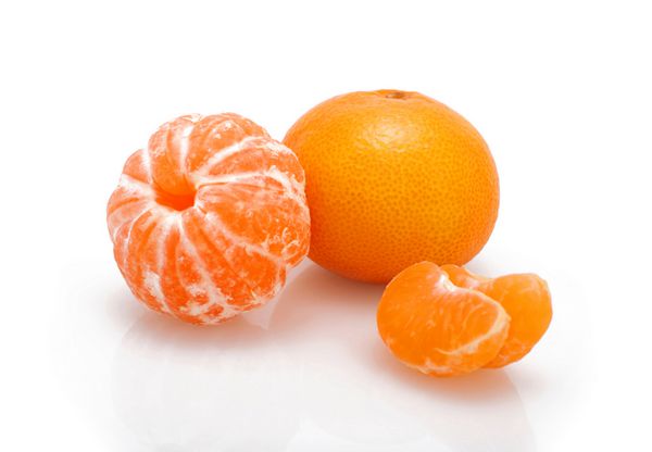 نارنگی در پس زمینه سفید