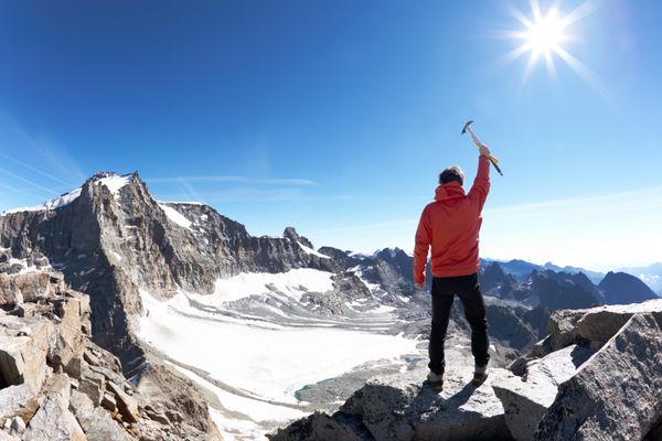 نشانه پیروزی کوهنورد بر بالای کوه پارک ملی گران پارادیزو ایتالیا
