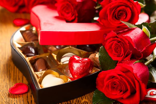 جعبه ترافل شکلاتی به شکل قلب با گل رز قرمز