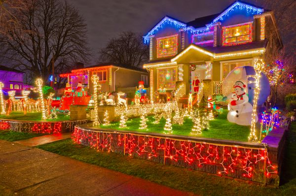 خانه ای که برای کریسمس در شب در ونکوور کانادا تزئین و روشن شده است