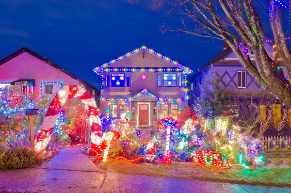 خانه ای که برای کریسمس در شب در ونکوور کانادا تزئین و روشن شده است