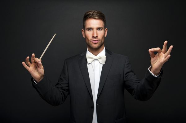 مردی که یک ارکستر را رهبری می کند