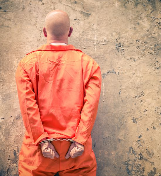 زندانی با دستبند در انتظار مجازات اعدام
