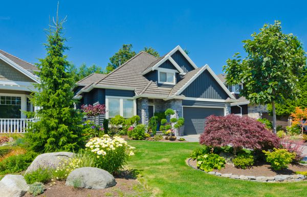 خانه لوکس سفارشی بزرگ با حیاط جلویی زیبا و آراسته شده در حومه ونکوور کانادا