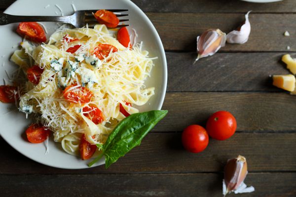 پاستا با پنیر و گوجه فرنگی نمای بالا غذا
