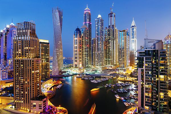 دبی امارات - 2 نوامبر مارینا دبی در غروب از بالا در 2 نوامبر 2013 دبی امارات متحده عربی در شهر کانال مصنوعی به طول 3 کیلومتر در امتداد خلیج فارس