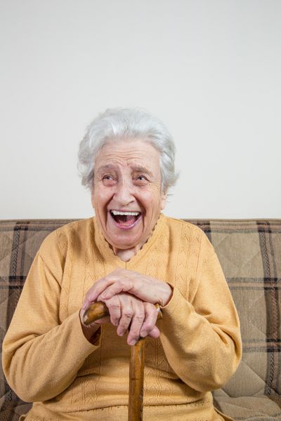 زن مسن شاد
