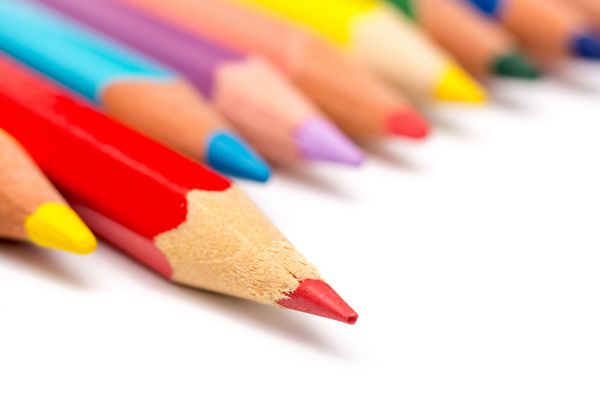 مداد رنگ آمیزی قرمز متفاوت از جمعیتی که به سمت بالا می روند