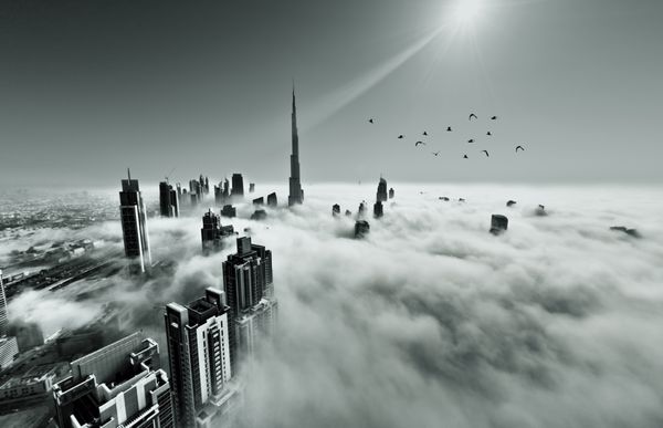 دبی امارات - 12 مه برج خلیفه مرتفع ترین ساختمان جهان مرکز شهر توسط مه صبح زود در 12 می 2013 در دبی امارات پوشیده شده است