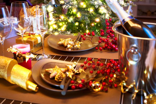 چیدمان میز تعطیلات کریسمس و سال نو با شامپاین جشن pl تنظیم برای شام کریسمس دکوراسیون تعطیلات دکور میز سرو شده