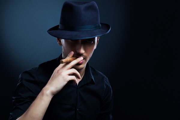 نگاه گانگستری مردی با کلاه و سیگار