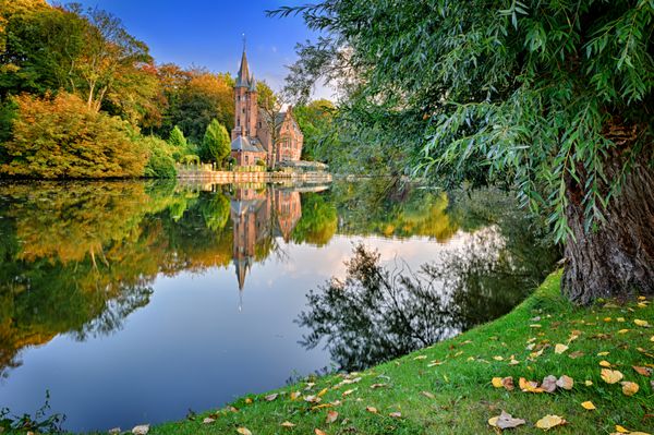 منظره پاییزی با دریاچه و عمارت قدیمی بروژ بلژیک