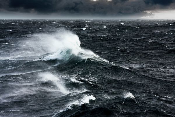 امواجی که در دریاهای آزاد و بادهای شدید می‌شکنند و می‌پاشند