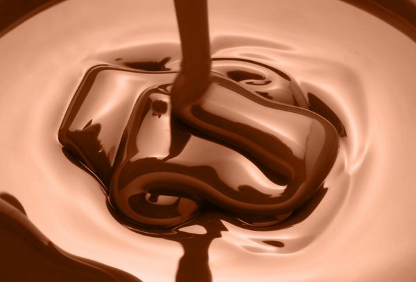 شکلات تلخ ذوب شده در حال ریختن است