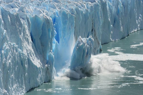 ذوب شدن یخچال های طبیعی در محیط گرمایش جهانی