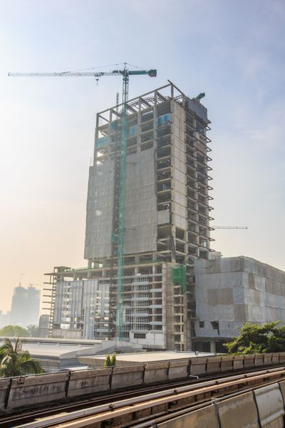 سایت ساخت و ساز در مقابل آسمان در بانکوک