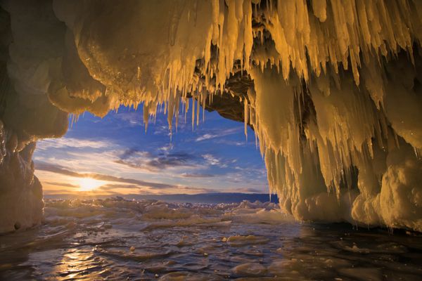 دریاچه بایکال در زمستان غروب خورشید در غار یخی