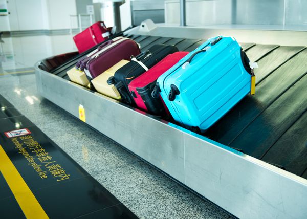 چمدان های روی تسمه نقاله فرودگاه