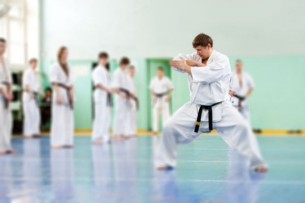 درس در مدرسه کاراته برای بزرگسالان و کودکان