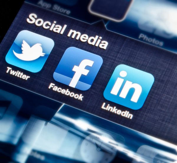هیلورسوم هلند - 18 سپتامبر 2012 رسانه های اجتماعی در حال ترند هستند و هر دو تجارت به عنوان مصرف کننده از آن برای به اشتراک گذاری اطلاعات و شبکه سازی استفاده می کنند