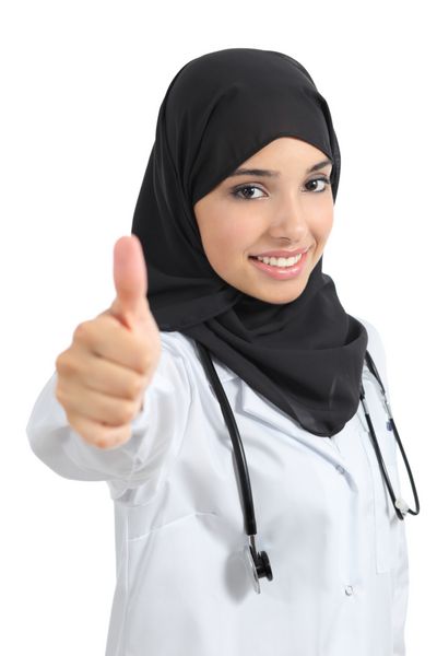 زن پزشک عرب موافق با انگشت شست بالا جدا شده روی پس زمینه سفید