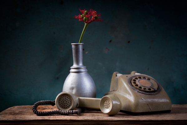 تلفن قدیمی قدیمی تلفن رترو مشکی روی میز چوبی است