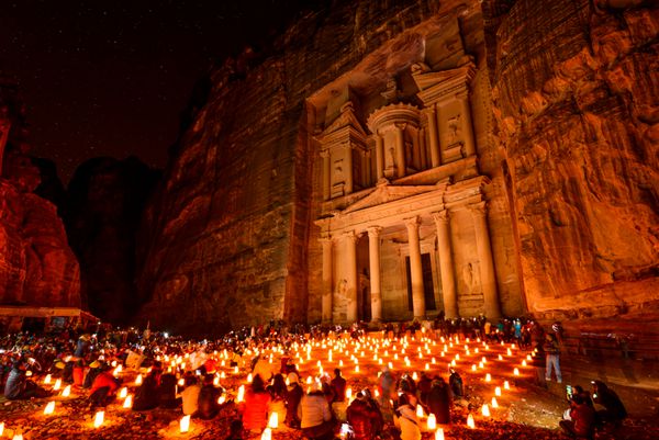 الخزنه در شهر باستانی اردن پترا اردن در شب به خزانه معروف است پترا منجر به ثبت آن به عنوان میراث جهانی یونسکو شده است