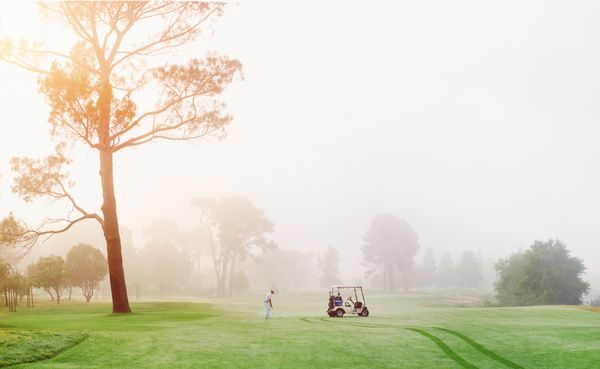 بازی زیبای گلف صبح زود در زمین در طلوع خورشید و منظره پانوراما